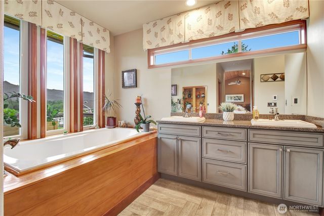 15892 Larson Lane, Mount Vernon, WA 98273