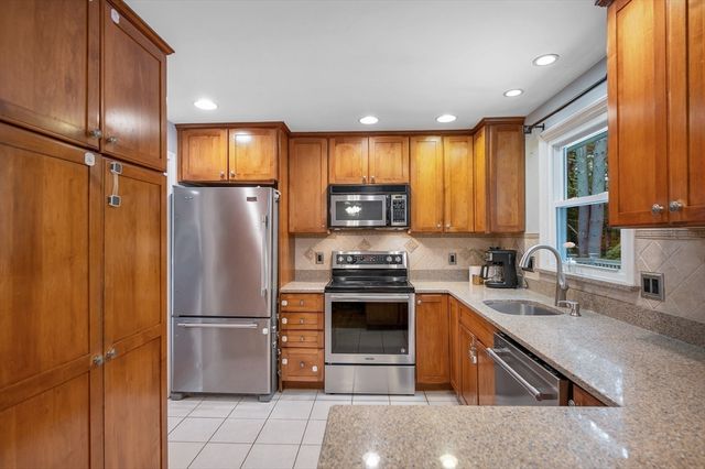 9 Sunrise Dr, Hudson, NH 03051
