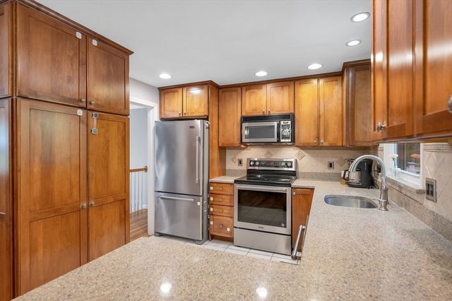 9 Sunrise Dr, Hudson, NH 03051