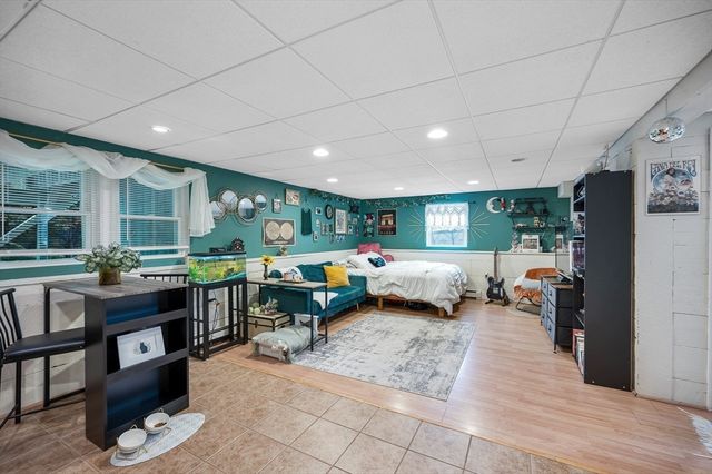9 Sunrise Dr, Hudson, NH 03051