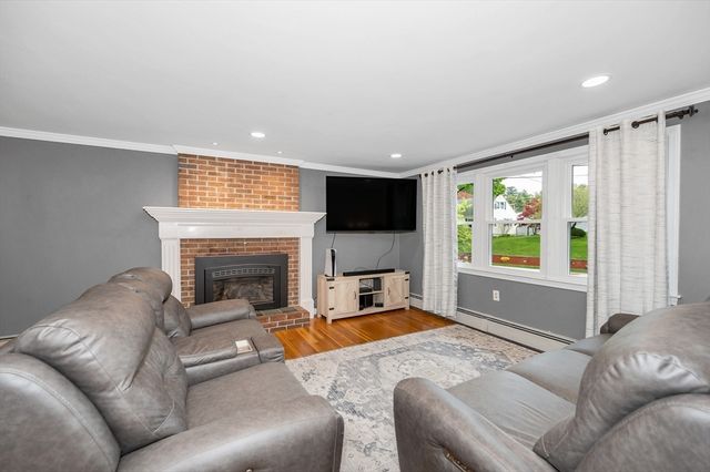 9 Sunrise Dr, Hudson, NH 03051
