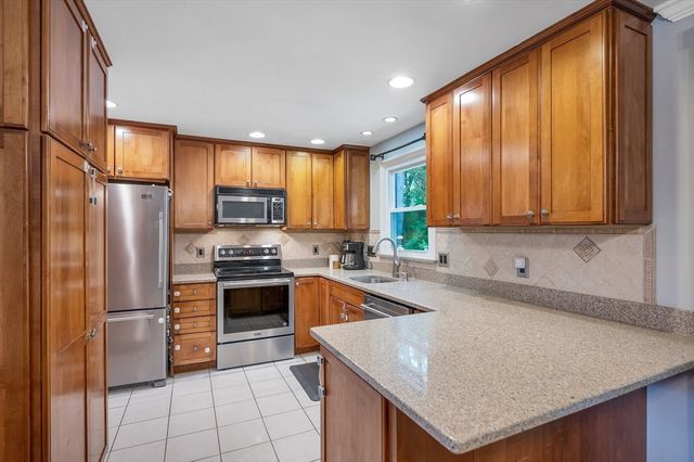 9 Sunrise Dr, Hudson, NH 03051