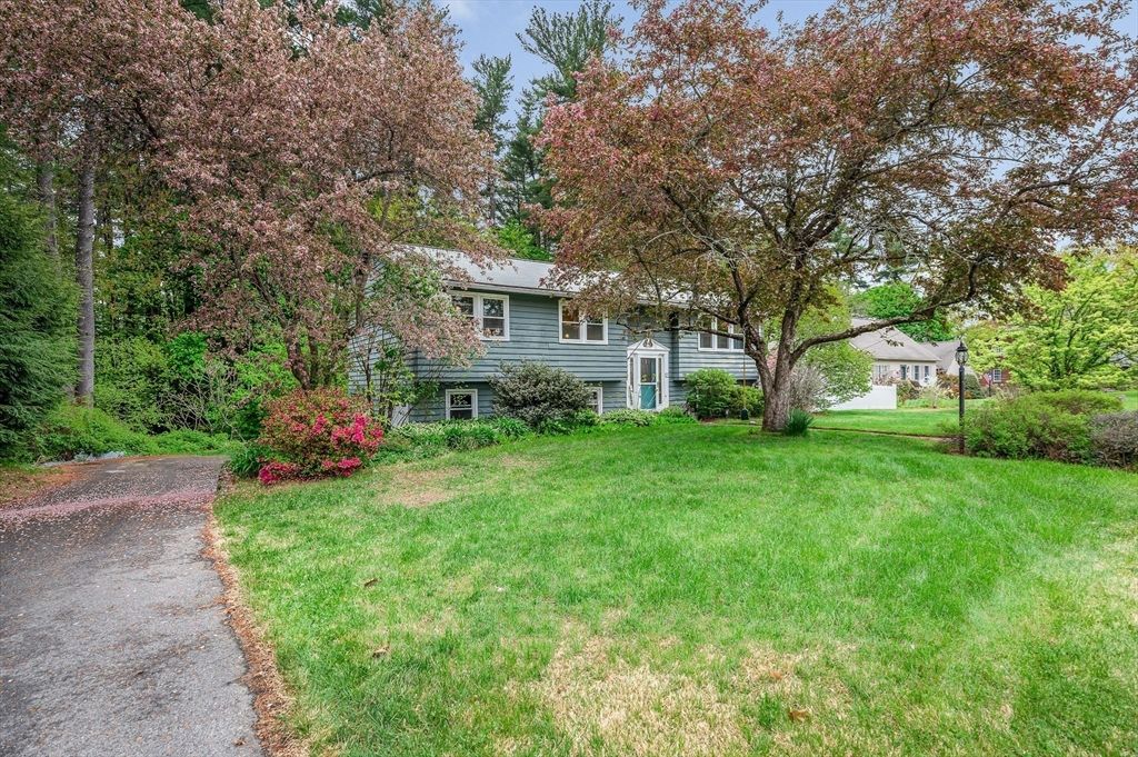 9 Sunrise Dr, Hudson, NH 03051