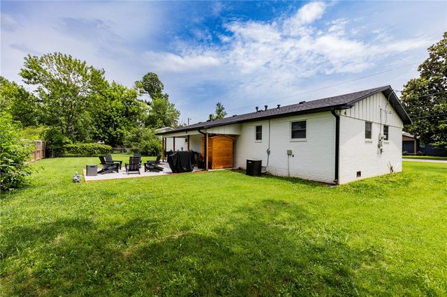 810 NW Carson Drive, Bentonville, AR 72712