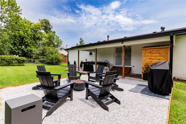 810 NW Carson Drive, Bentonville, AR 72712