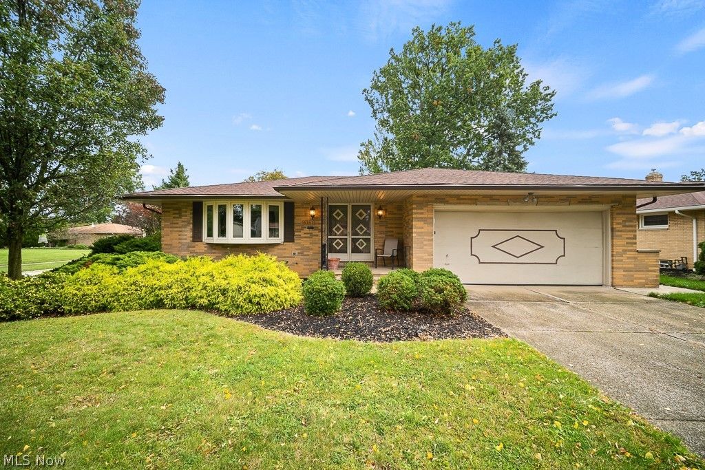 6161 Winchester Drive, Seven Hills, OH 44131