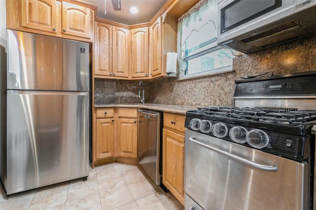 47 Edwards Street 2C, Roslyn Heights, NY 11577