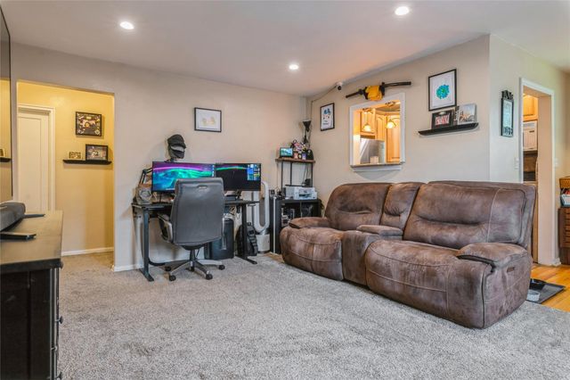 47 Edwards Street 2C, Roslyn Heights, NY 11577