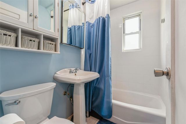 47 Edwards Street 2C, Roslyn Heights, NY 11577