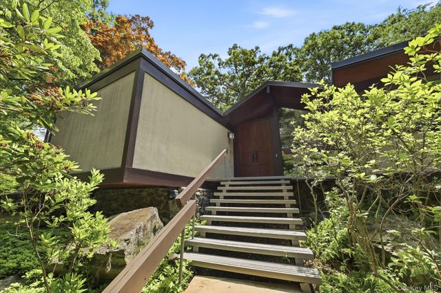 670 Long Hill Road W, Briarcliff Manor, NY 10510