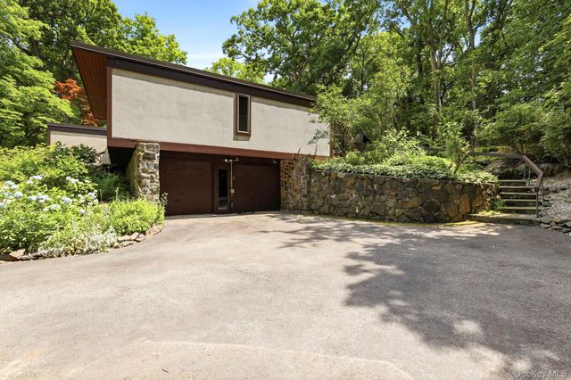 670 Long Hill Road W, Briarcliff Manor, NY 10510