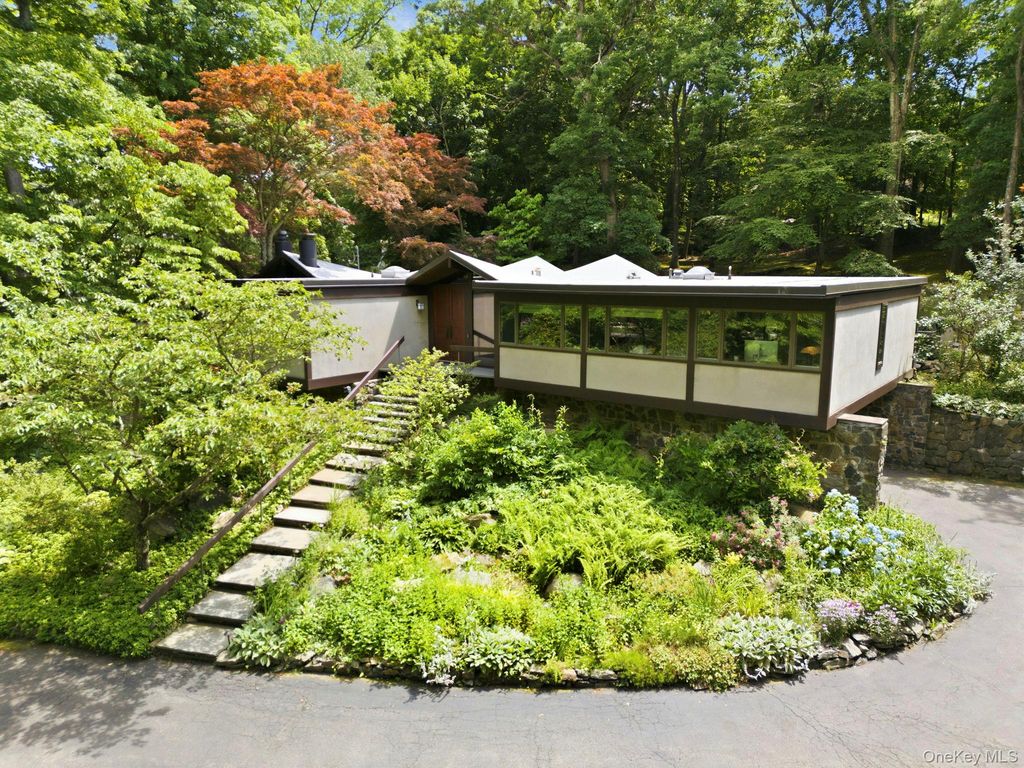 670 Long Hill Road W, Briarcliff Manor, NY 10510