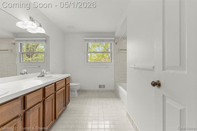 29216 Arlington Way Court, Farmington Hills, MI 48331