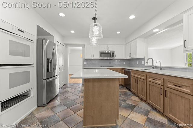 29216 Arlington Way Court, Farmington Hills, MI 48331