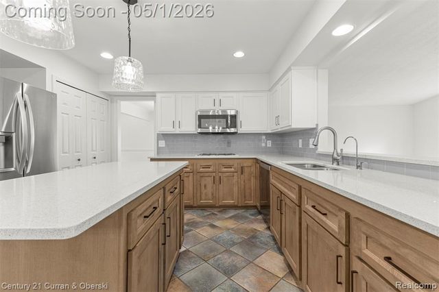 29216 Arlington Way Court, Farmington Hills, MI 48331