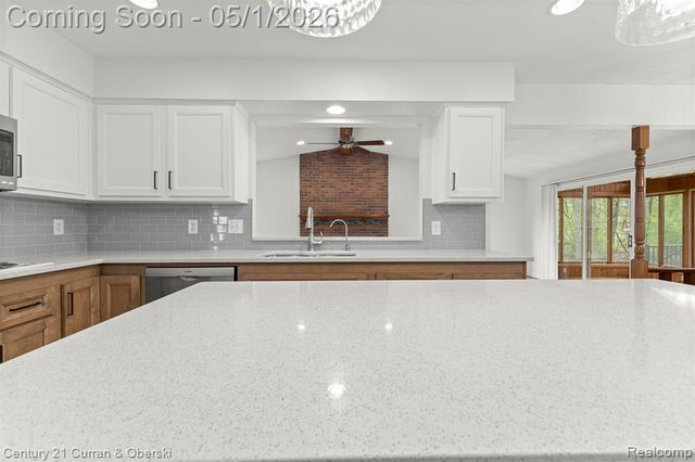 29216 Arlington Way Court, Farmington Hills, MI 48331
