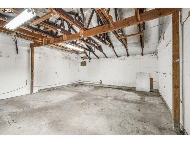 8940 Se STANLEY Pl, Portland, OR 97206