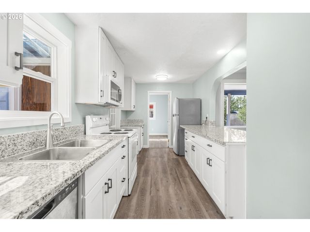 8940 Se STANLEY Pl, Portland, OR 97206