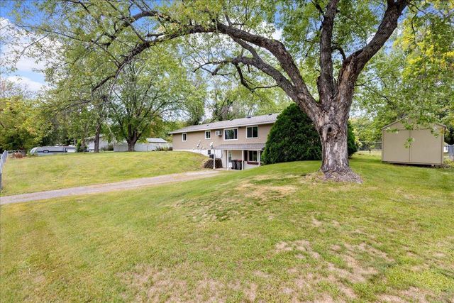 6101 Oak Circle, North Branch, MN 55056
