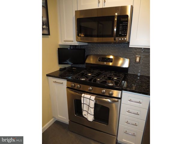 208 RED HAVEN DR, North Wales, PA 19454