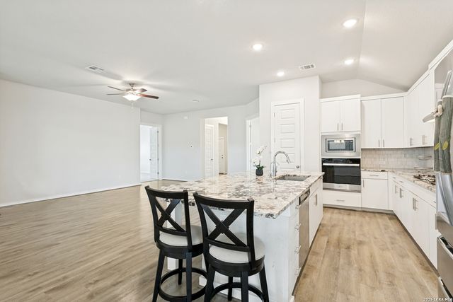 466 FOXTAIL VALLEY, Cibolo, TX 78108