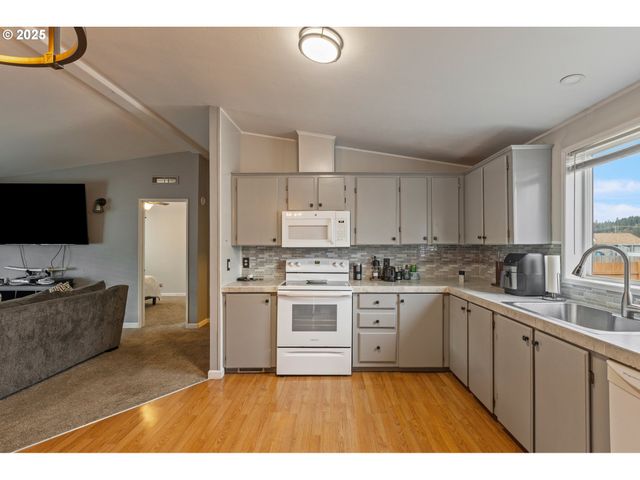 201 HEAVENLY Ct, Sutherlin, OR 97479