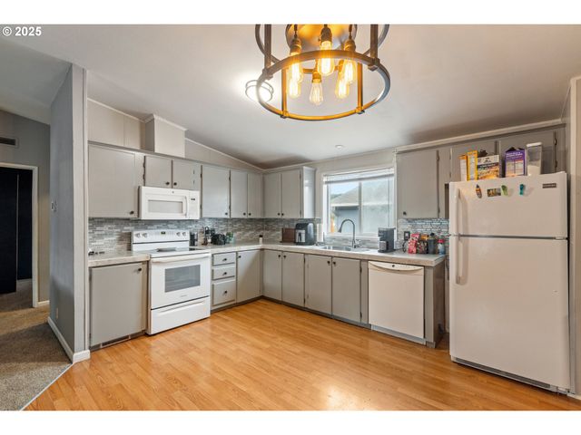 201 HEAVENLY Ct, Sutherlin, OR 97479