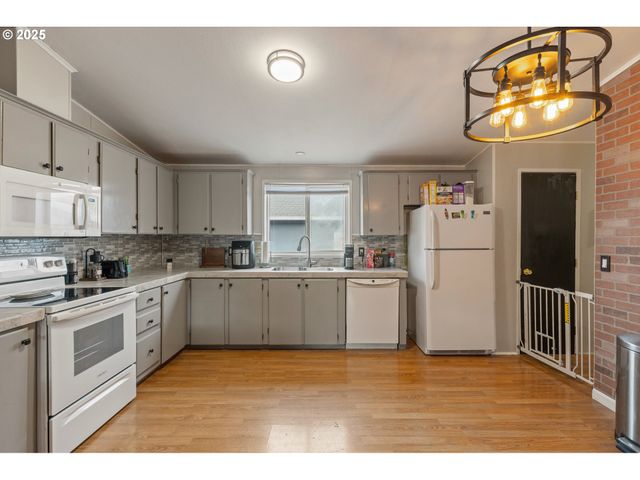 201 HEAVENLY Ct, Sutherlin, OR 97479