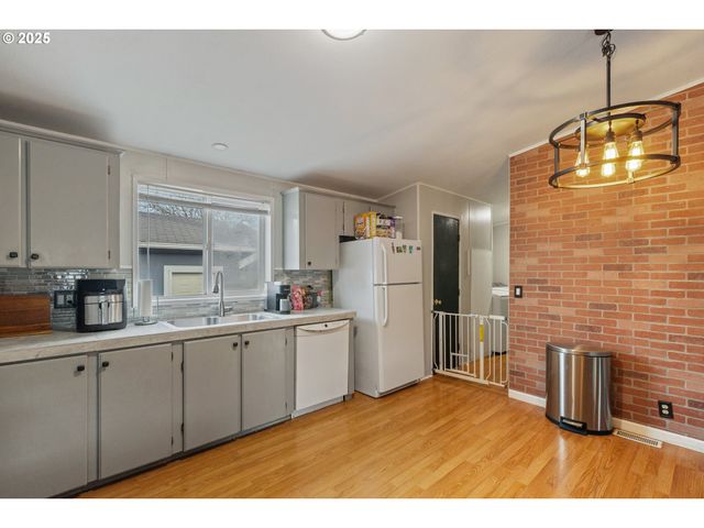 201 HEAVENLY Ct, Sutherlin, OR 97479