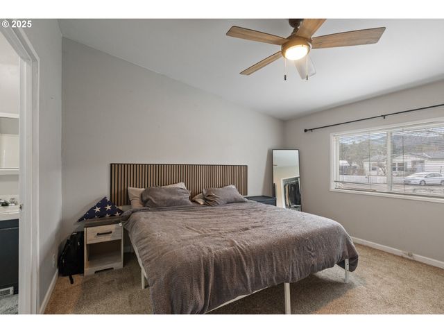 201 HEAVENLY Ct, Sutherlin, OR 97479