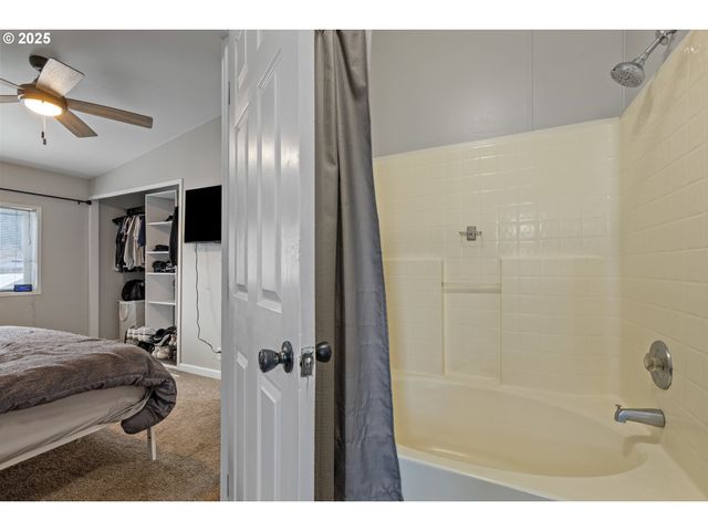 201 HEAVENLY Ct, Sutherlin, OR 97479