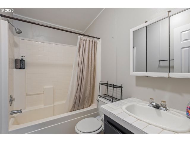 201 HEAVENLY Ct, Sutherlin, OR 97479