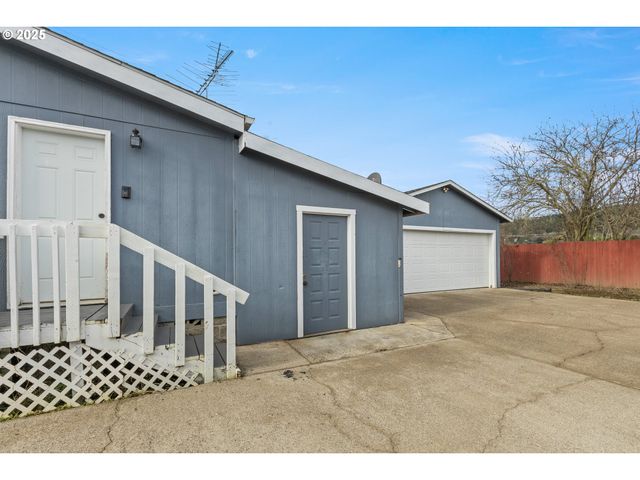 201 HEAVENLY Ct, Sutherlin, OR 97479