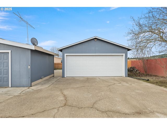 201 HEAVENLY Ct, Sutherlin, OR 97479