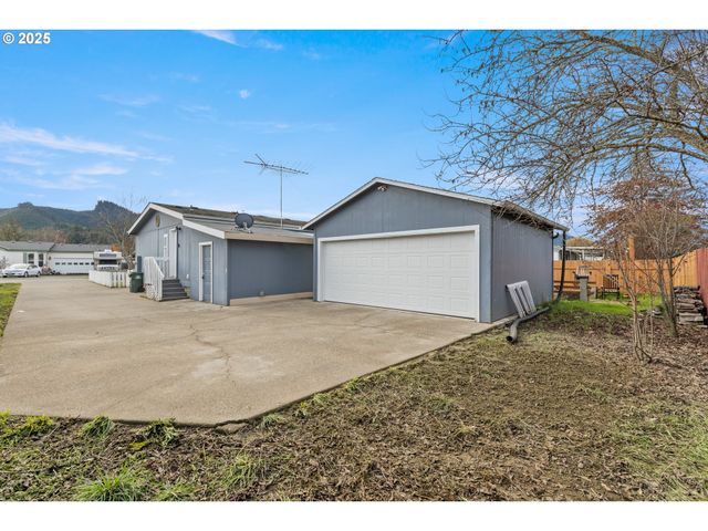 201 HEAVENLY Ct, Sutherlin, OR 97479