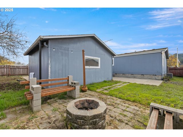 201 HEAVENLY Ct, Sutherlin, OR 97479