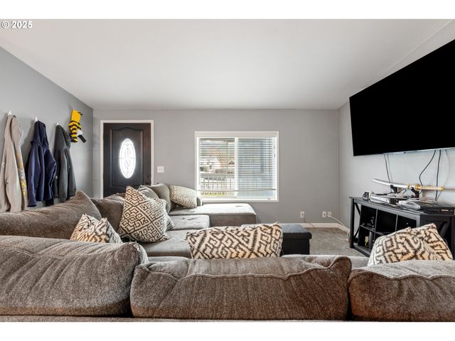 201 HEAVENLY Ct, Sutherlin, OR 97479