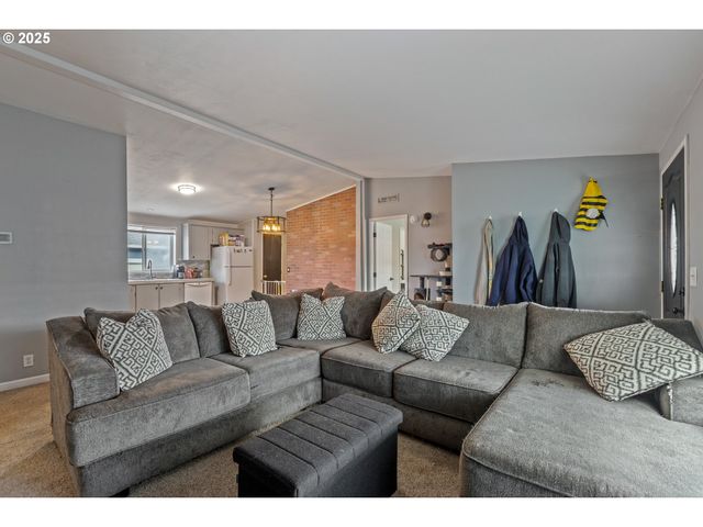 201 HEAVENLY Ct, Sutherlin, OR 97479