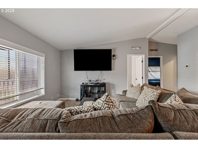 201 HEAVENLY Ct, Sutherlin, OR 97479