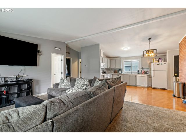 201 HEAVENLY Ct, Sutherlin, OR 97479