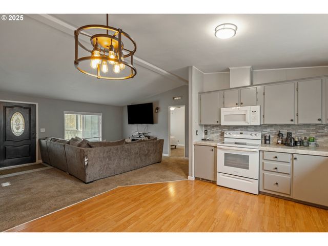 201 HEAVENLY Ct, Sutherlin, OR 97479