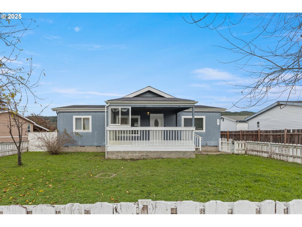 201 HEAVENLY Ct, Sutherlin, OR 97479