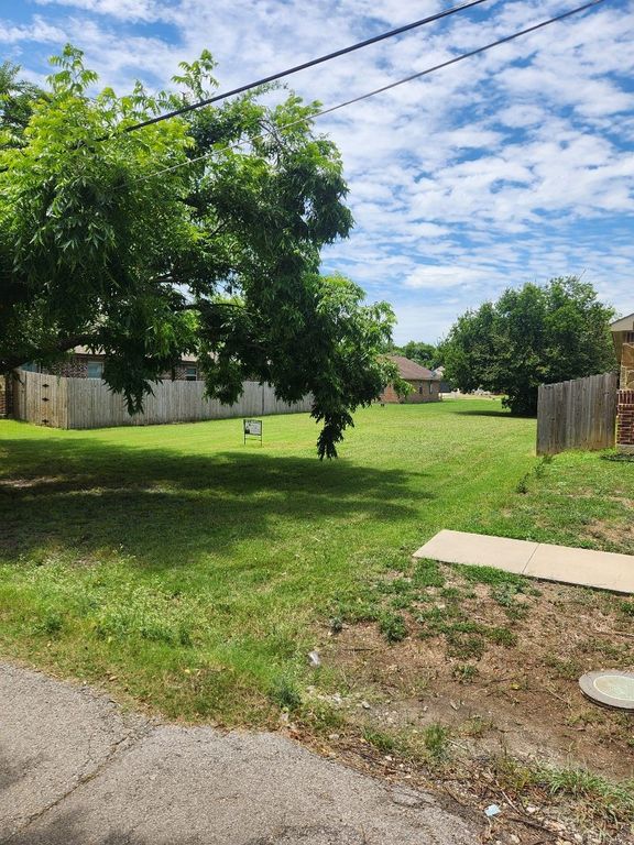 813 Merriot Street, Ennis, TX 75119