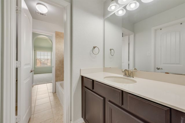 419 Aylesbury Drive, Roanoke, TX 76262