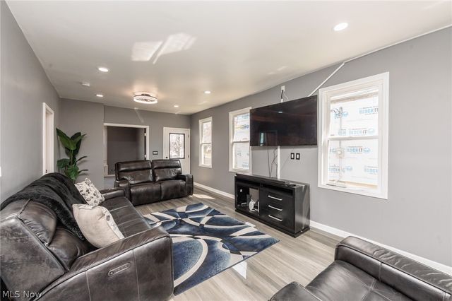 5811 Madison Avenue, Cleveland, OH 44102