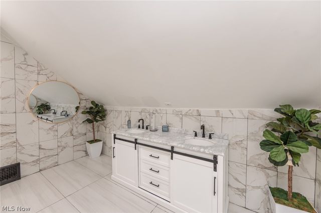 5811 Madison Avenue, Cleveland, OH 44102