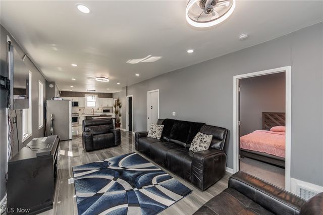 5811 Madison Avenue, Cleveland, OH 44102