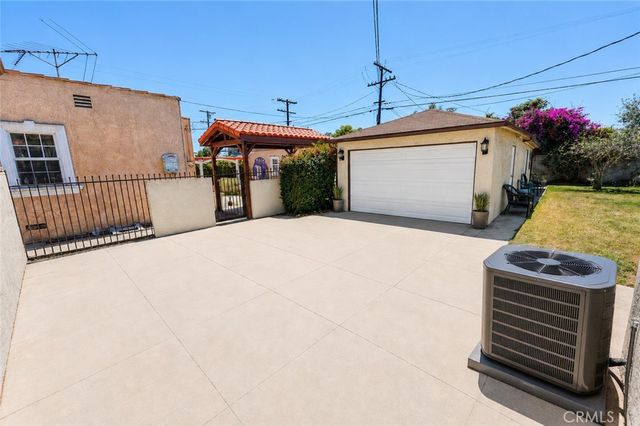 8725 S Gramercy Place, Los Angeles, CA 90047