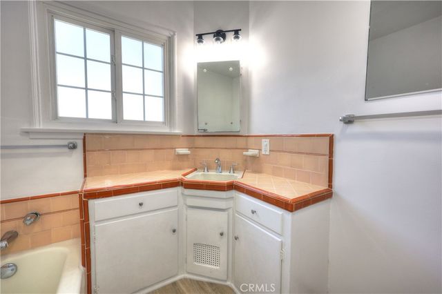 8725 S Gramercy Place, Los Angeles, CA 90047
