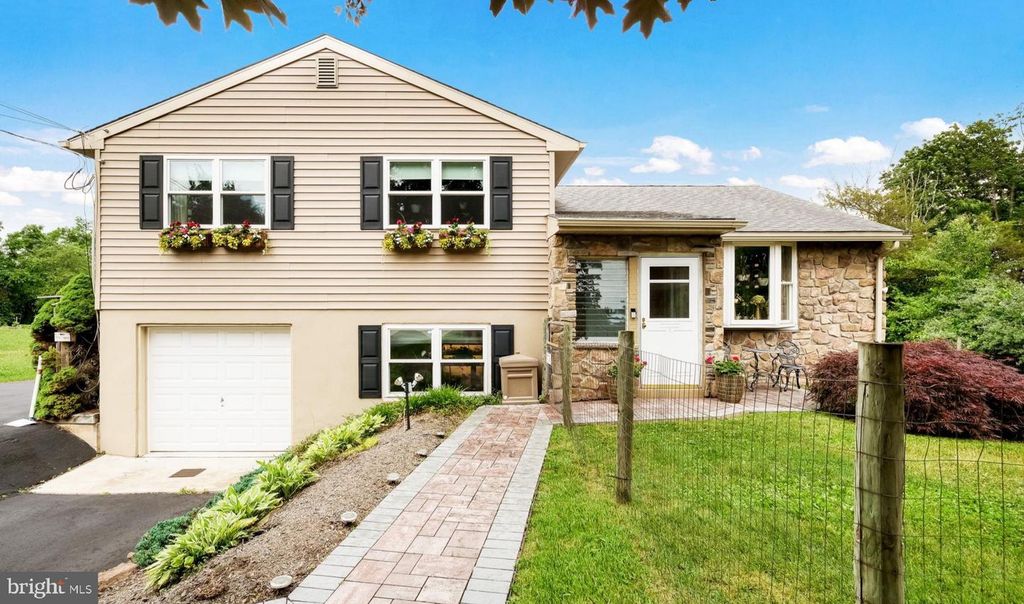 7078 EASTON RD, Pipersville, PA 18947